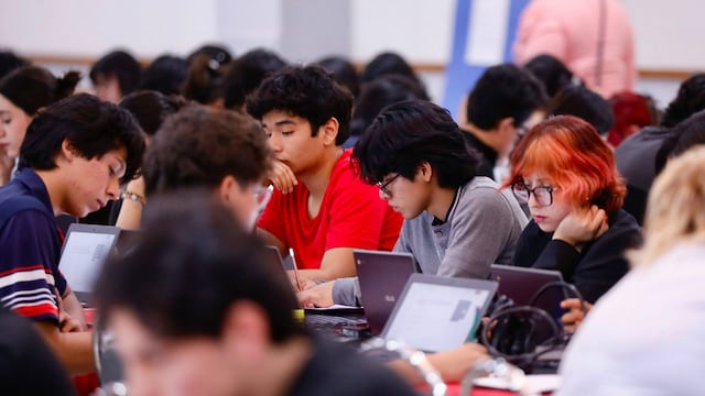 Jóvenes realizando el examen de control presencial de la UNAM