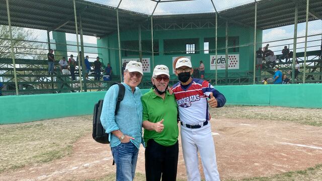 Al centro, Rafael Reyes Montemayor, con el mánager de uno de los equipos que patrocinan los sindicatos de los cuales es secretario general