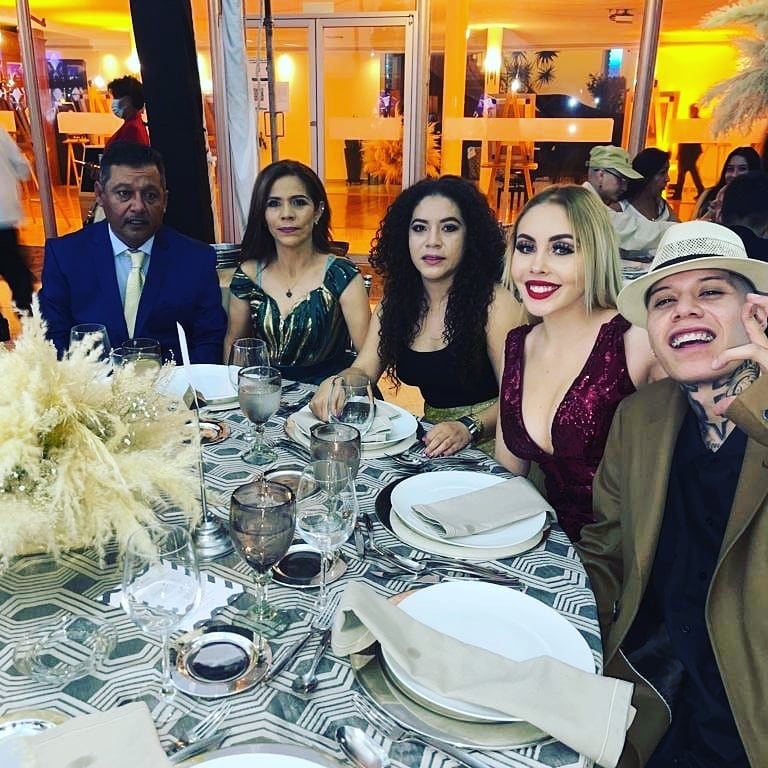 Santa Fe Klan y su familia