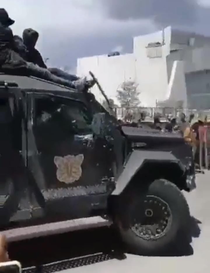 VIDEO: Manifestantes roban vehículo blindado de la policía