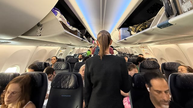 Claudia Sheinbaum aborda vuelo comercial rumbo a Brasil para la Cumbre del G20.