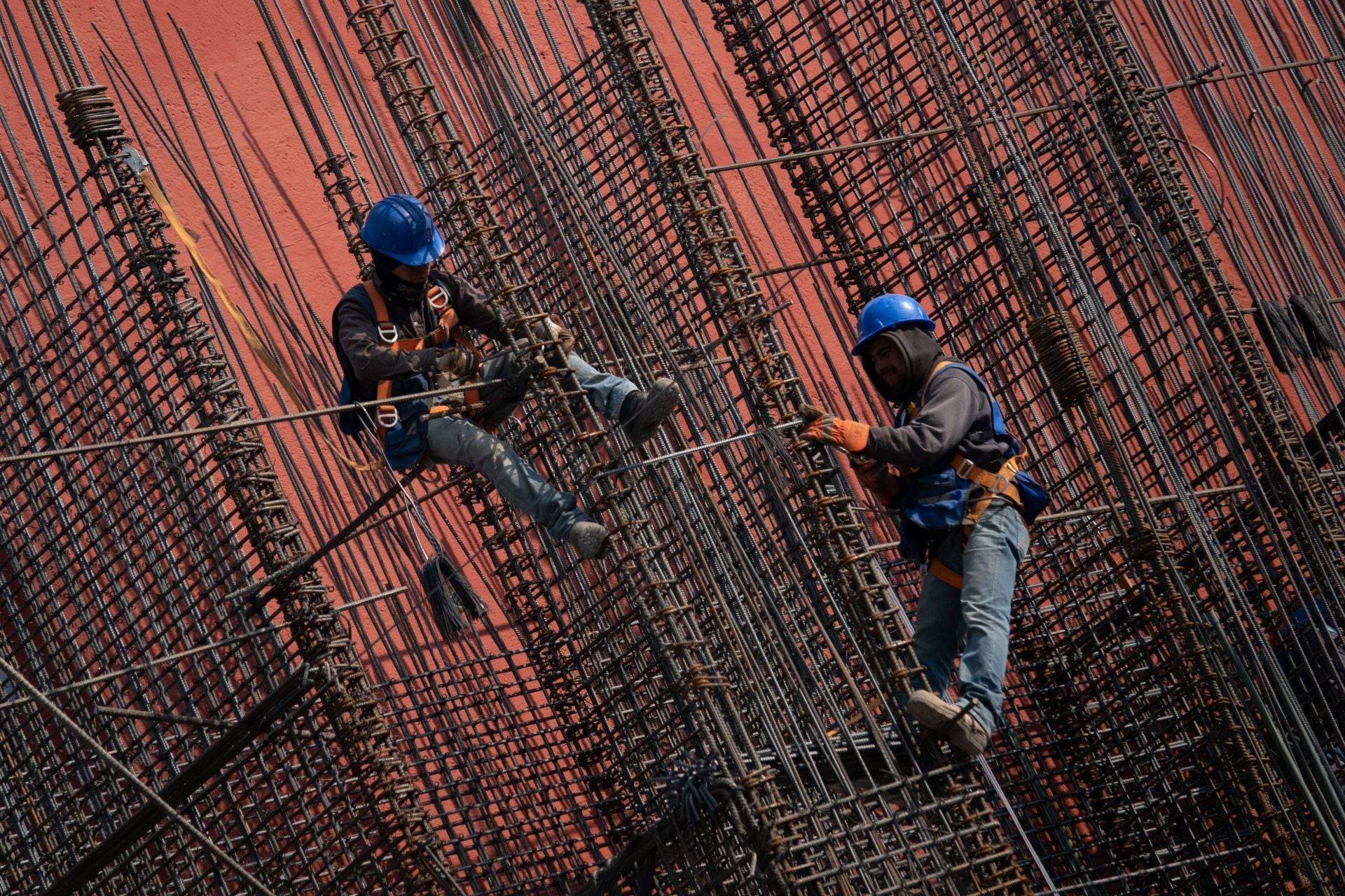 Trabajadores de obras doblan las varillas de un edificio en construcción en la colonia Condesa