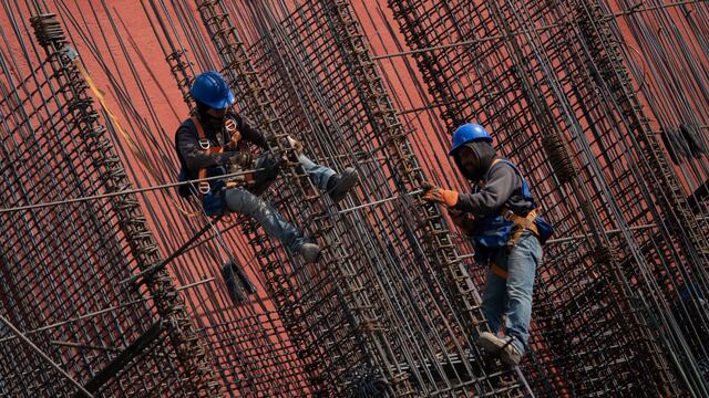 Trabajadores de obras doblan las varillas de un edificio en construcción en la colonia Condesa