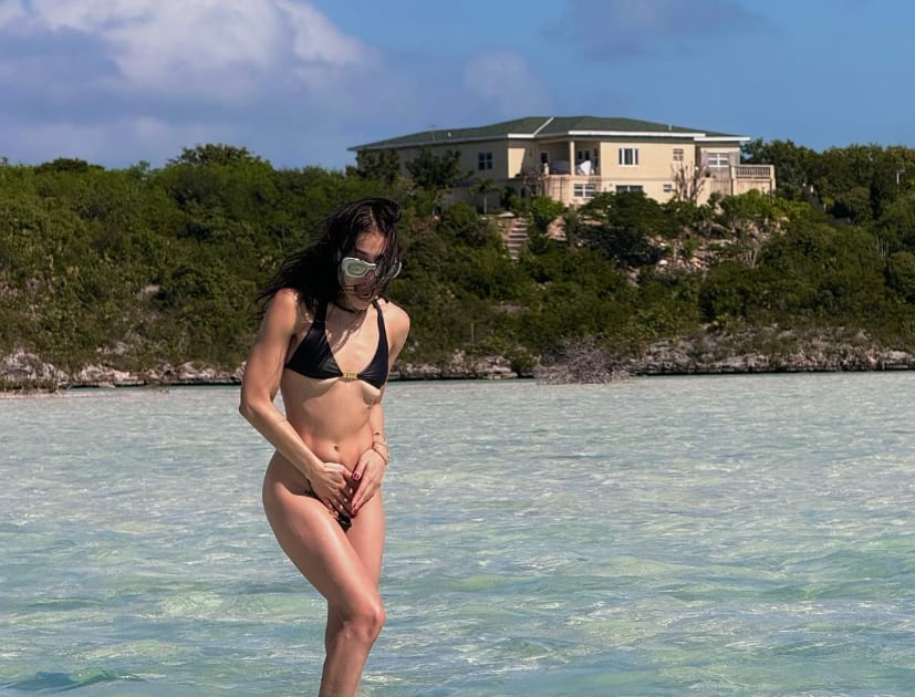 Danna Paola presume su trasero en sexy bikini pero los fans le exigen un nuevo disco