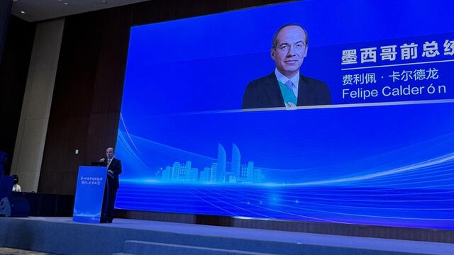 Felipe Calderón presume cómo se escribe su nombre desde China