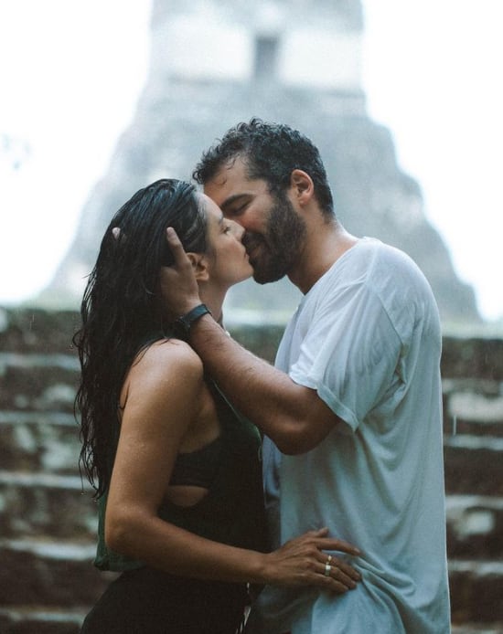 Aislinn Derbez y Jonathan Kubben confirman romance con apasionado beso