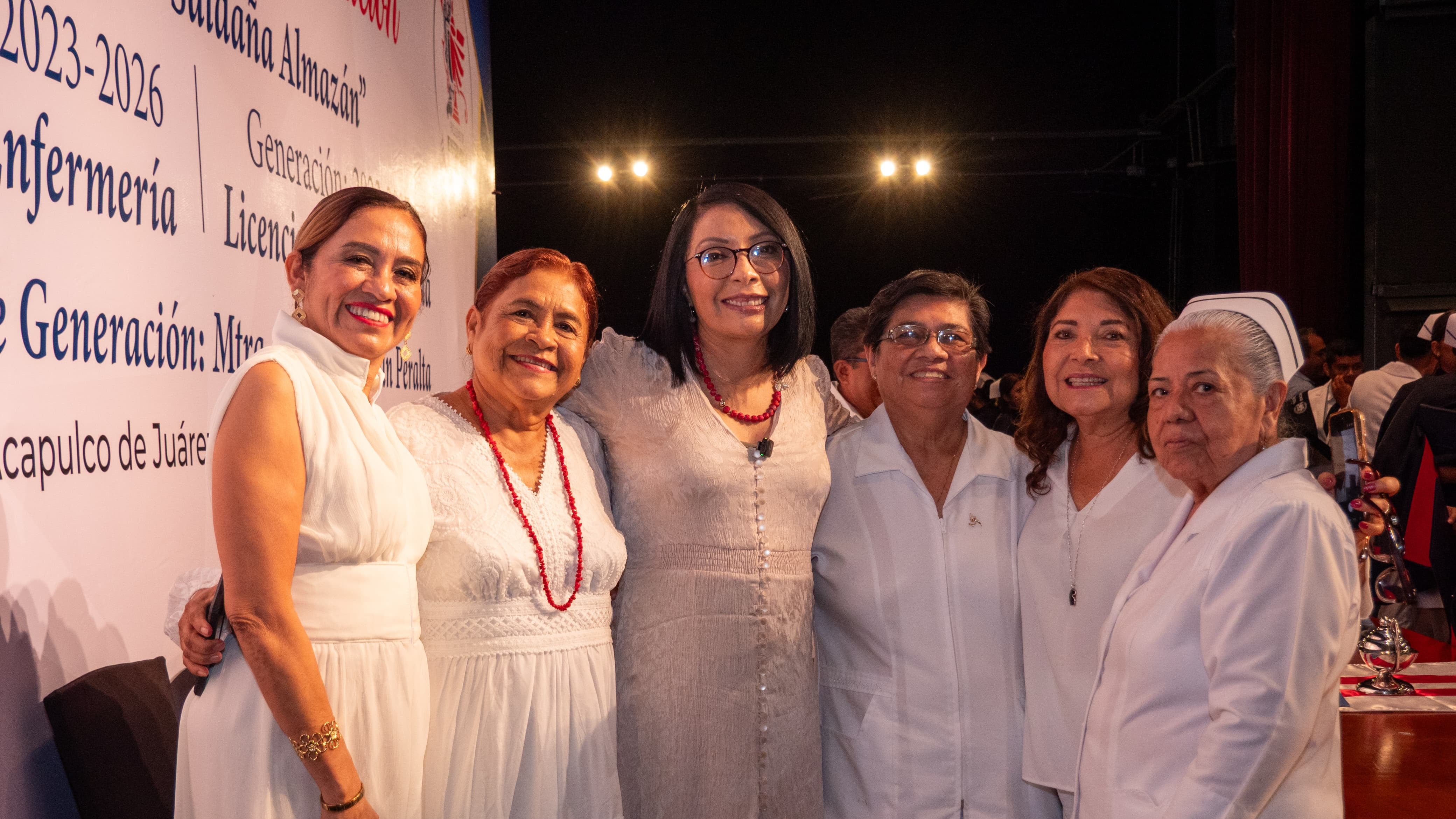 Esthela Damián llama a juventudes a contribuir el “Guerrero del Futuro” durante graduación de enfermería