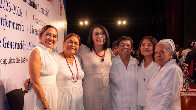 La exconsejera jurídica del Ejecutivo Federal fungió como madrina de generación de estudiantes de Enfermería en Acapulco.