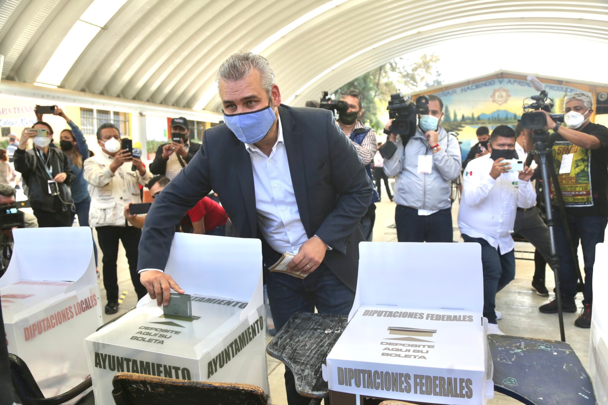 Alfredo Ramírez Bedolla emitió su voto en una casilla de Morelia, Michoacán acompañado de su familia