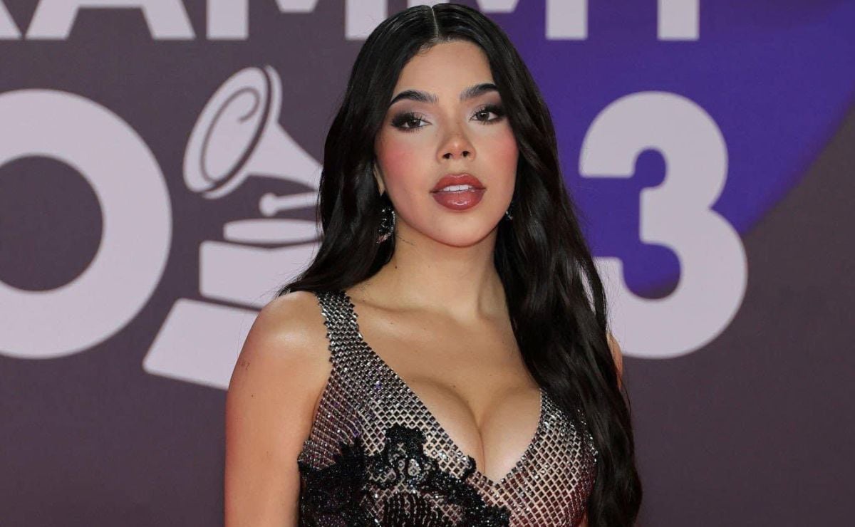 Kenia Os deslumbra con un vestido transparente en los Premios Latin Grammy 2023