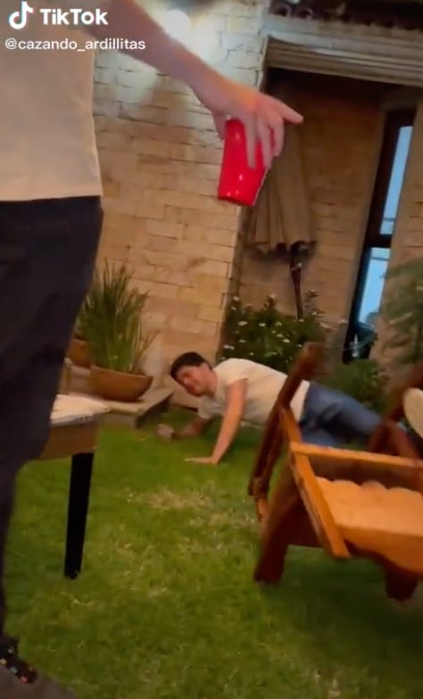 Amigo borracho se cae de la silla