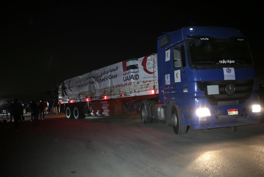 Camiones con ayuda médica de la Media Luna Roja de Emiratos Árabes Unidos entran en la Franja de Gaza desde Egipto este domingo.