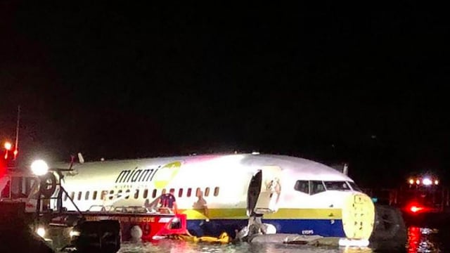 Boeing 737 cae a río en Florida.