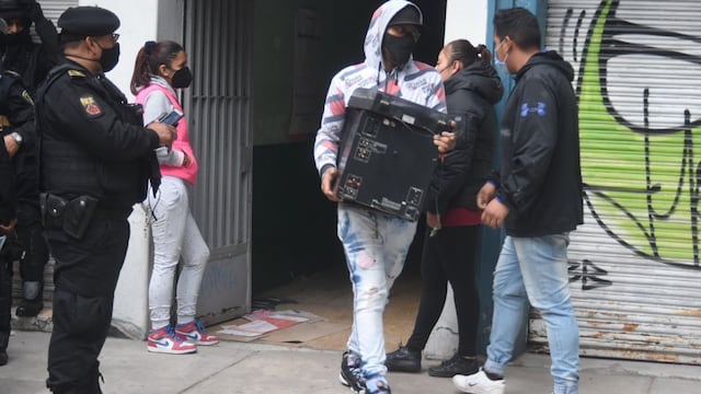 Tres familias que habitaban departamentos en el edificio marcado con el número 261 de la calle Puebla, en la colonia Roma Norte, fueron desalojadas debido a la ejecución de una orden judicial