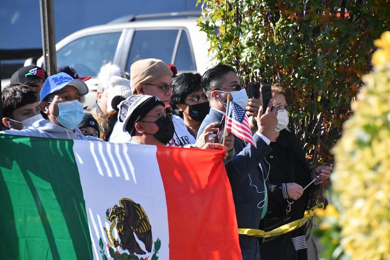 Con mariachis piden a AMLO abogar por reforma migratoria en Estados Unidos