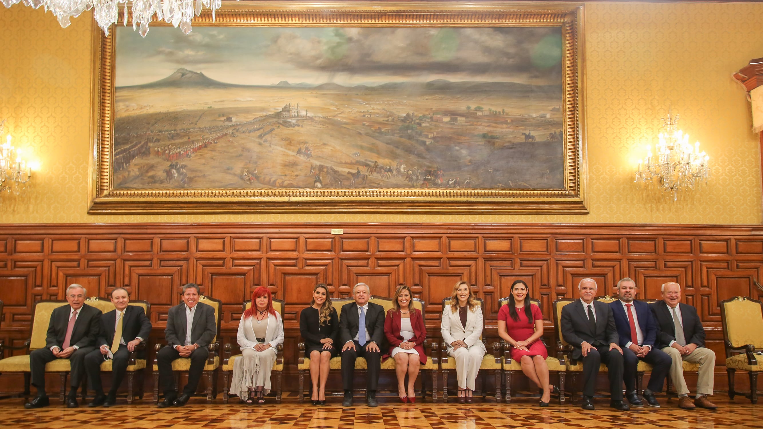 AMLO come con los gobernadores electos de Morena