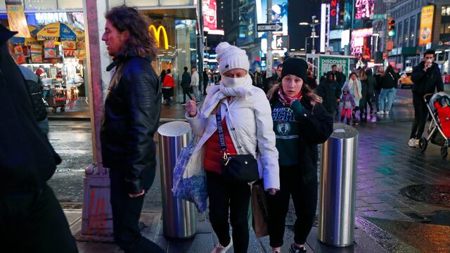 Turistas utilizan cubrebocas en pleno centro de Nueva York.