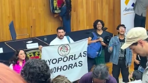 Protesta por las 40 horas interrumpe conferencia de Marath Bolaños en la UNAM
