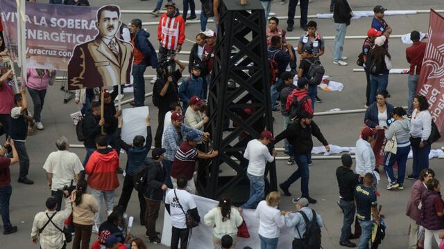 Miles de simpatizantes acudieron al zócalo capitalino con motivo de la celebración de los 85 años de la expropiación petrolera.