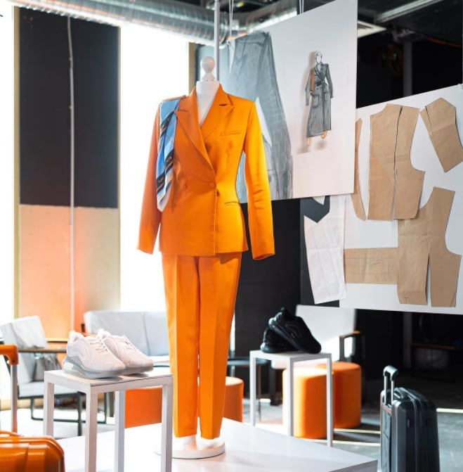Trajes azafatas SkyUp