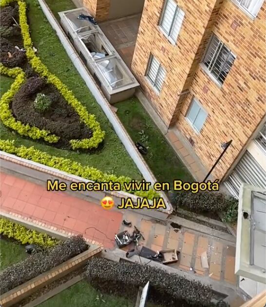 Mujer tira las cosas de su esposo infiel por la ventana