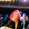Karol G se va bien feliz mordiéndole al hot dog que un fan le invitó (VIDEO)