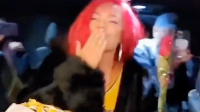 Fan le invita hot dog a Karol G