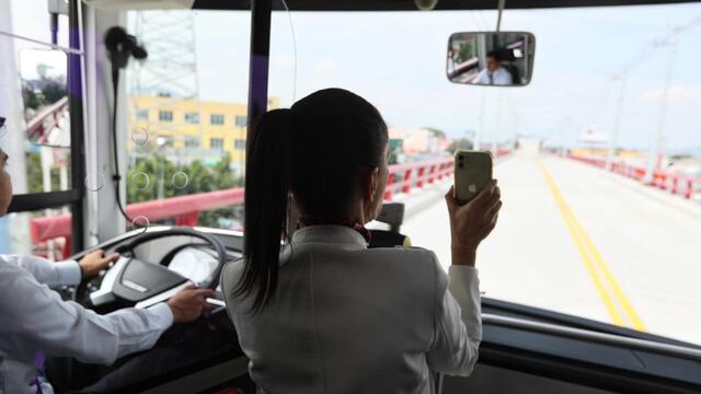 Claudia Sheinbaum se va "colgada" durante las pruebas del trolebús elevado