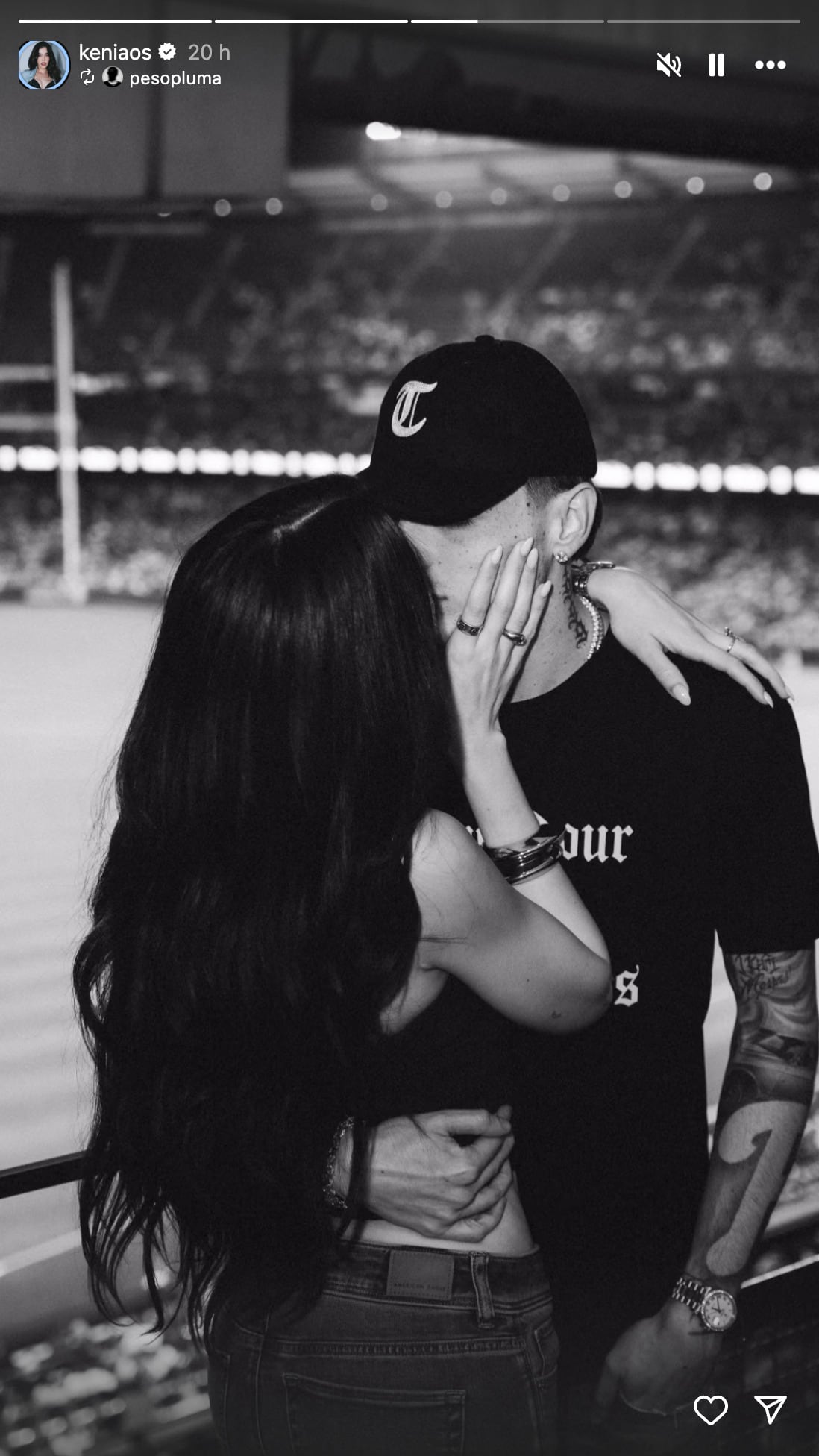 Kenia Os y Peso Pluma presumen su relación