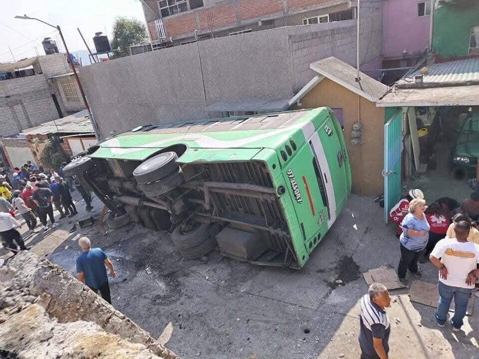 Tlalnepantla: camión ruta 18 cae de 3 metros de altura