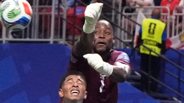 Lionel Mpasi despeja un balón frente al inglés Jude Bellingham durante el Mundial 2026