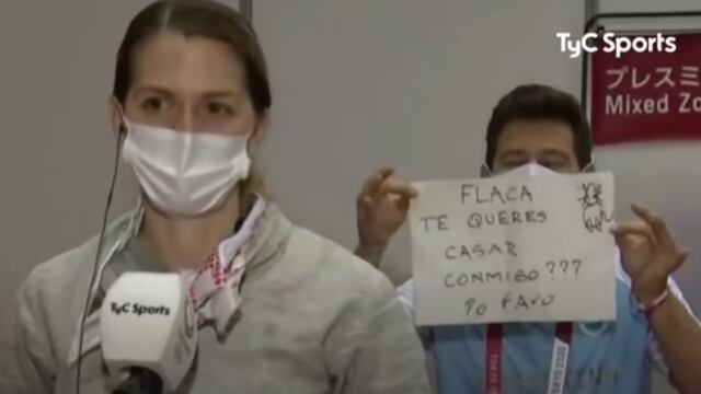 Entrenador de Belén Pérez le propone matrimonio tras derrota en el esgrima.