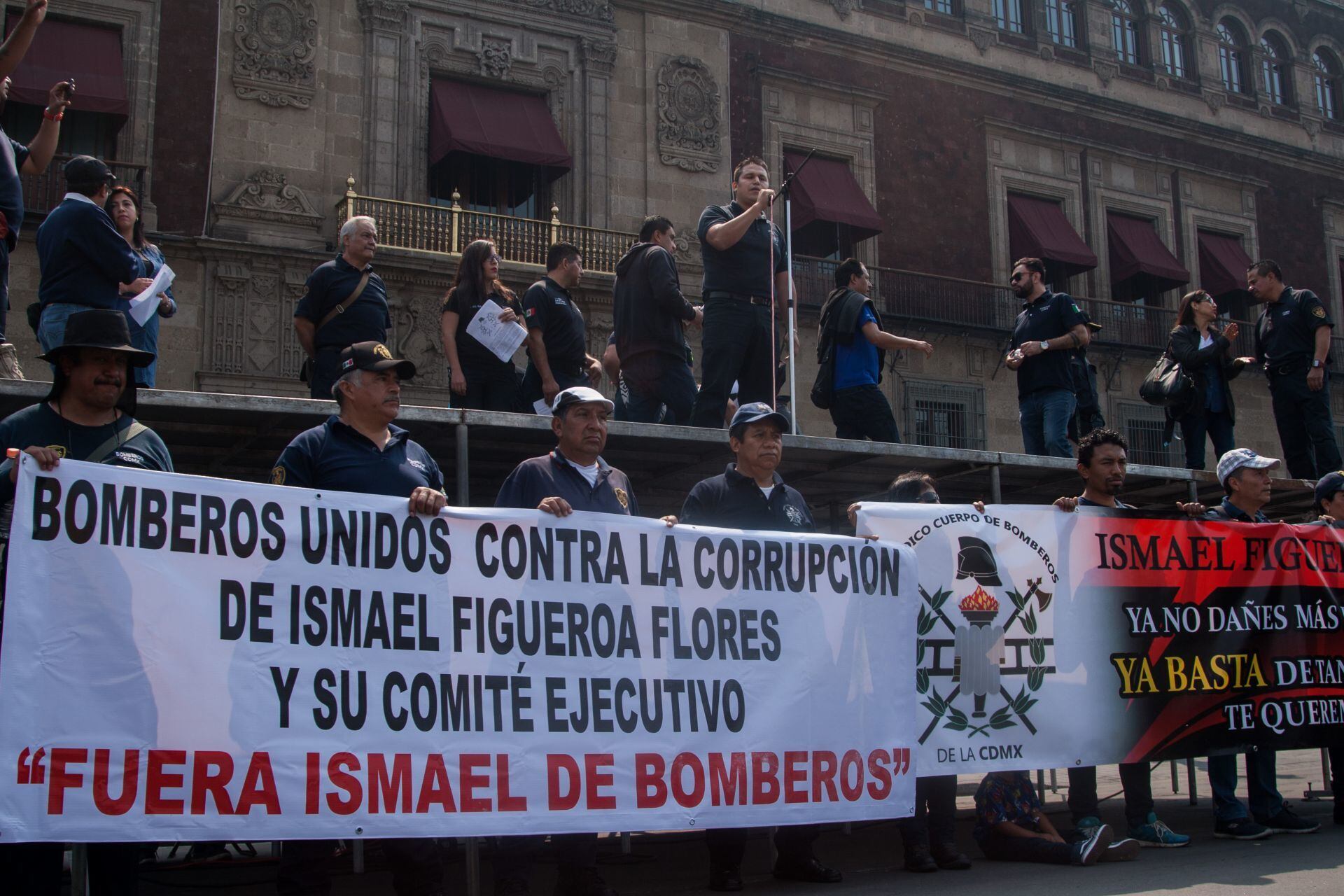 El cuerpo de Bomberos se manifestaron contra el líder sindical Ismael Figueroa.