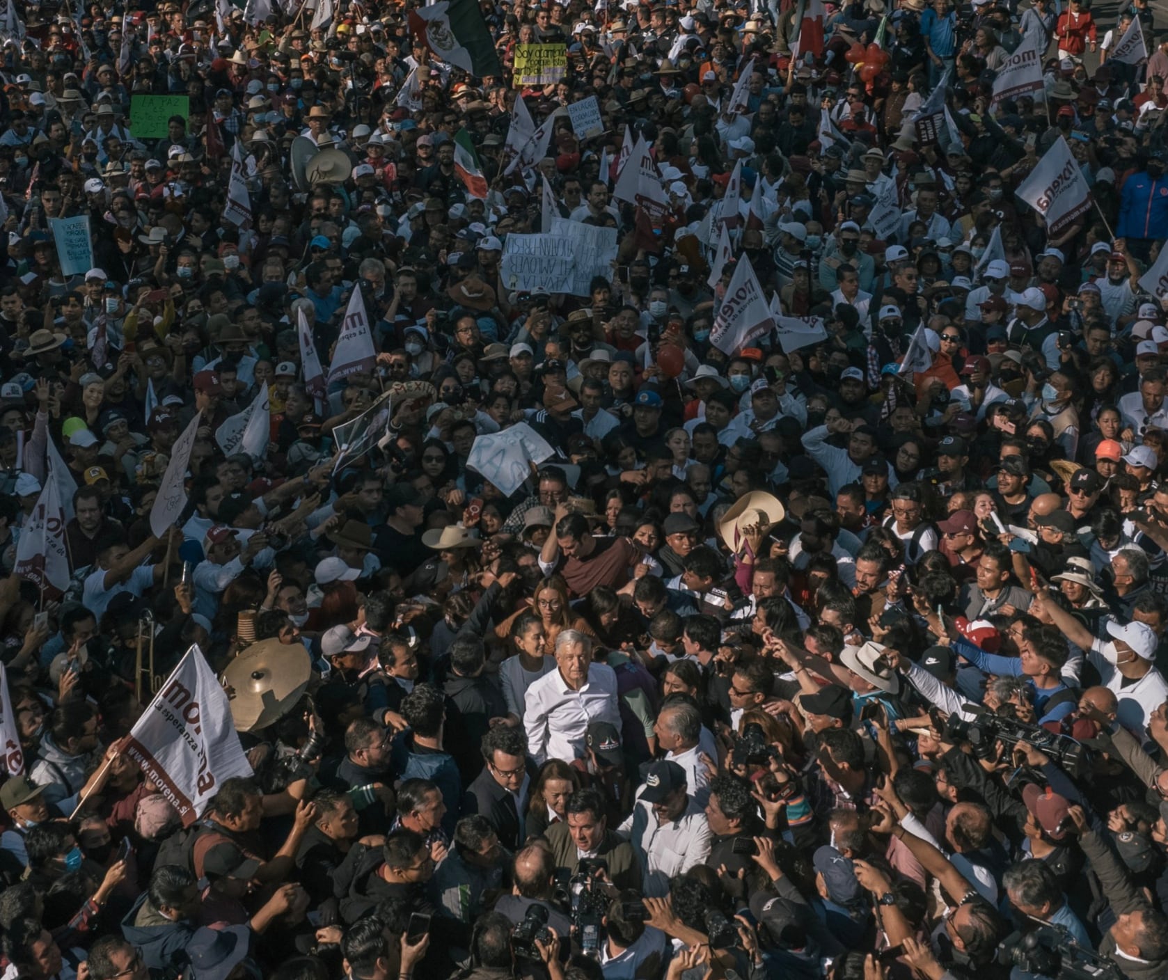 AMLO camina por Paseo de la Reforma en 2022