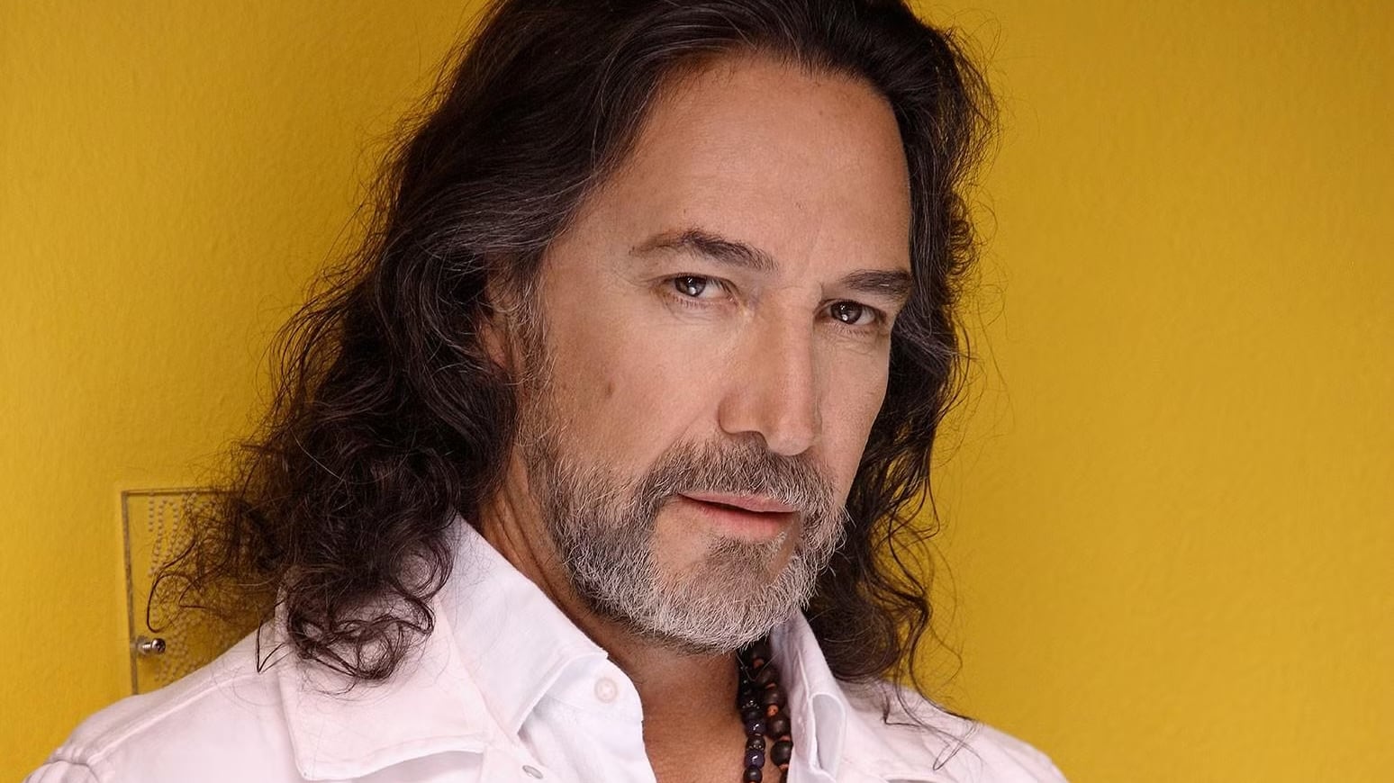 Marco Antonio Solís tampoco sabe “a dónde vamos a parar” y se lo hace saber a un fan bien preocupado