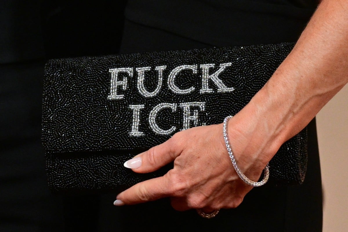 Bolsa de Glennon Doyle contra el ICE en los Premios Oscar 2026.
