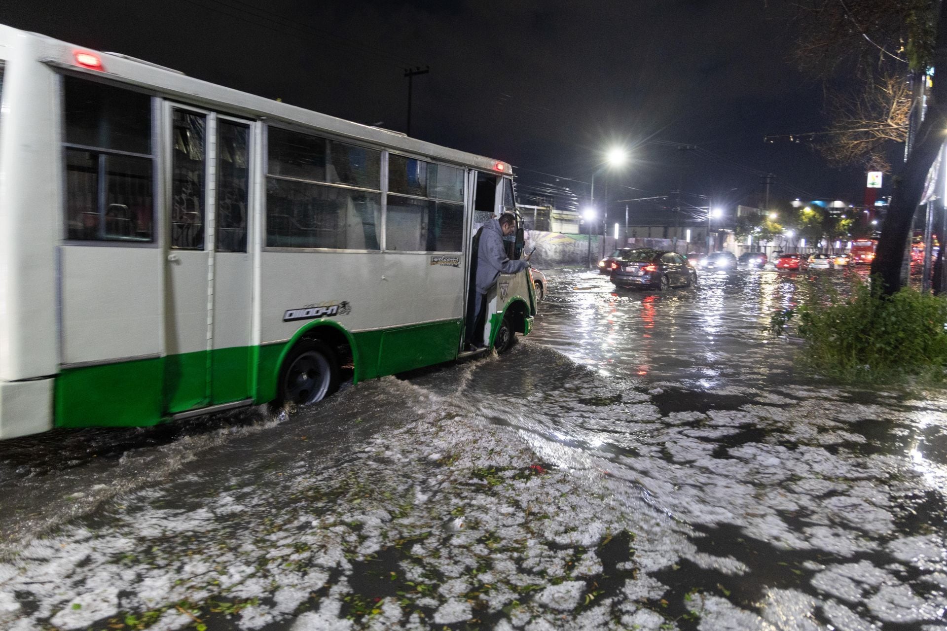 Una fuerte tormenta con granizo azotó la alcaldía Iztacalco causando afectaciones en vías como el Eje 5 oriente.