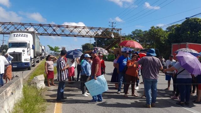 Bloqueo en carretera Villahermosa-Frontera