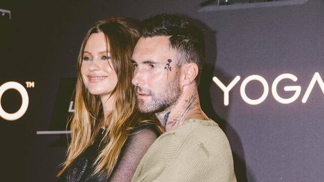 Behati Prinsloo y Adam Levine