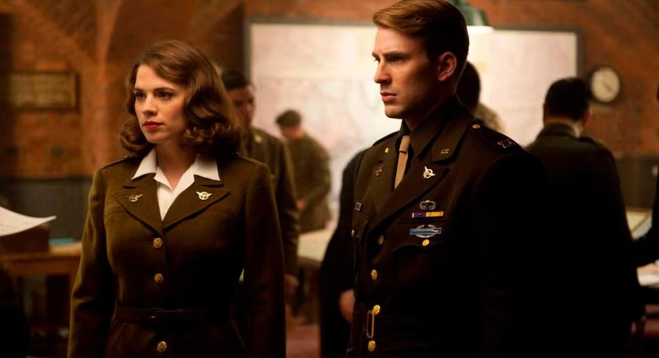 Hayley Atwell y Chris Evans en 'Capitan América: El primer vengador'
