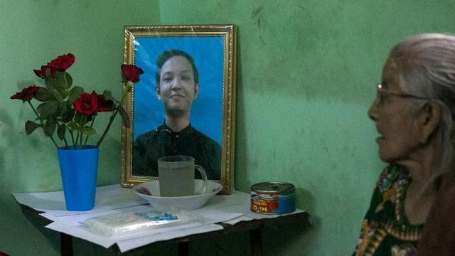 Familia de Kyaw Zin Win en su funeral.