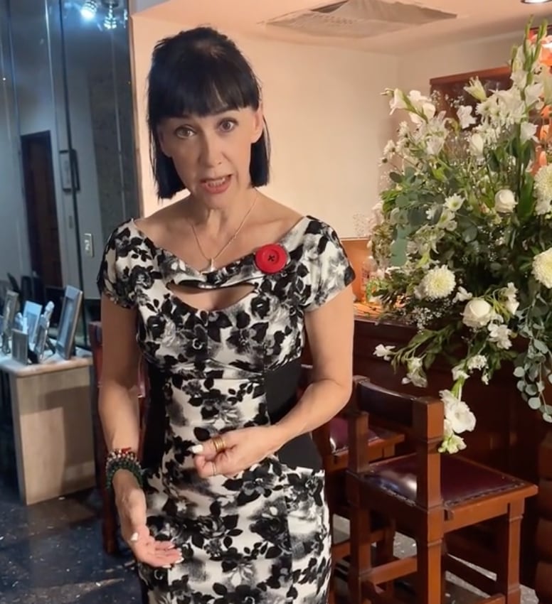 Un sacerdote le impide comulgar a Susana Zabaleta en la misa de su padre
