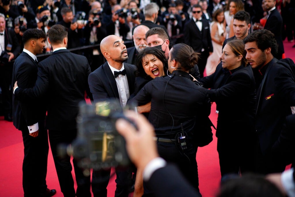 Activista protesta en el festival de Cannes por la violaciones en Ucrania