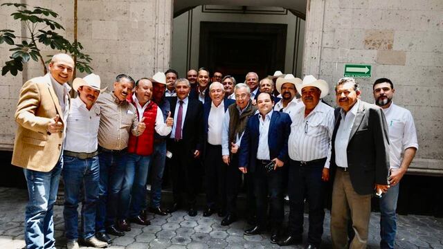 Rubén Rocha Moya y Adán Augusto López con productores sinaloenses