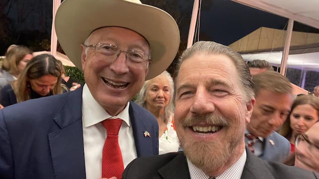 Juan Hernández, ex titular de la Secretaría del Migrante y Enlace Internacional de Guanajuato (derecha)