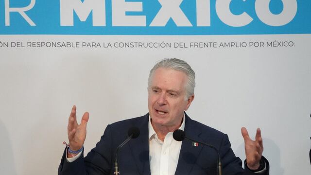 Santiago Creel acompañado de su esposa Paulina Velasco acudieron al registro a la candidatura a la presidencia por el Frente Amplio por México, realizado en las inmediaciones del PAN