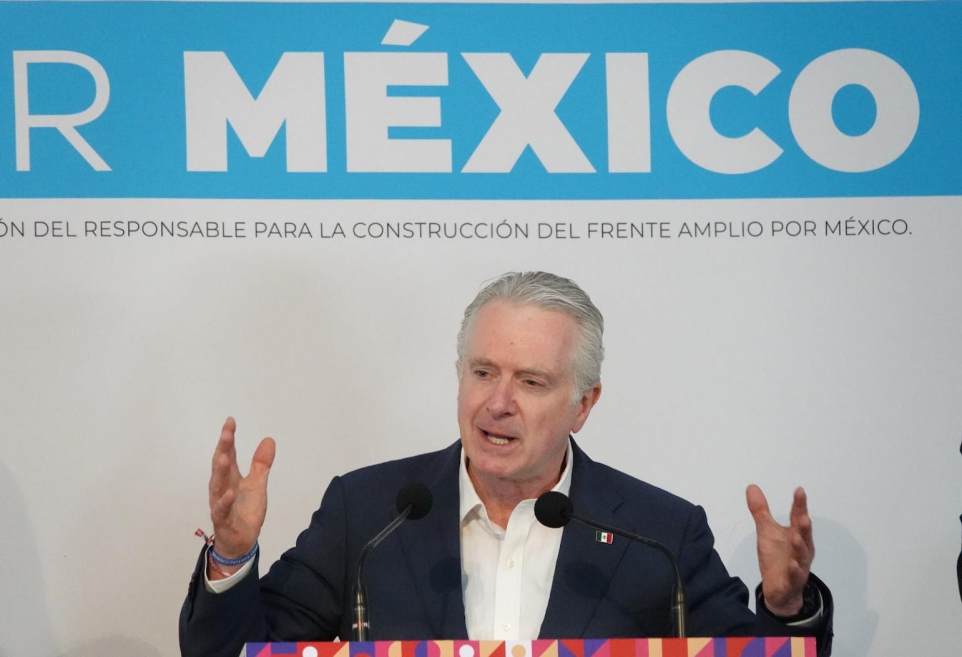 Santiago Creel acompañado de su esposa Paulina Velasco acudieron al registro a la candidatura a la presidencia por el Frente Amplio por México, realizado en las inmediaciones del PAN