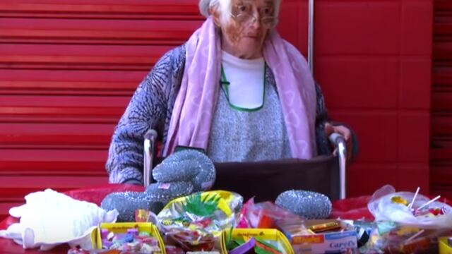 Isidra Vázquez Sosa, abuela que convirtió su silla de ruedas en puesto de dulces