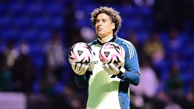 Memo Ochoa, durante un juego con la Selección Mexicana.