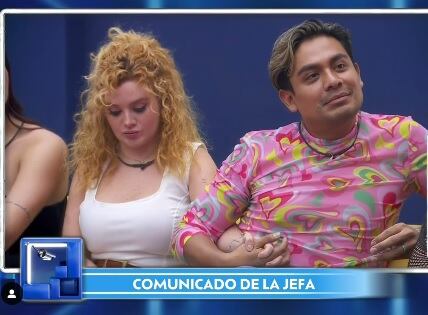 Briggitte y Ricardo Peralta mientras escuchan el comunicado de la jefa en La Casa de los Famosos México 2024.